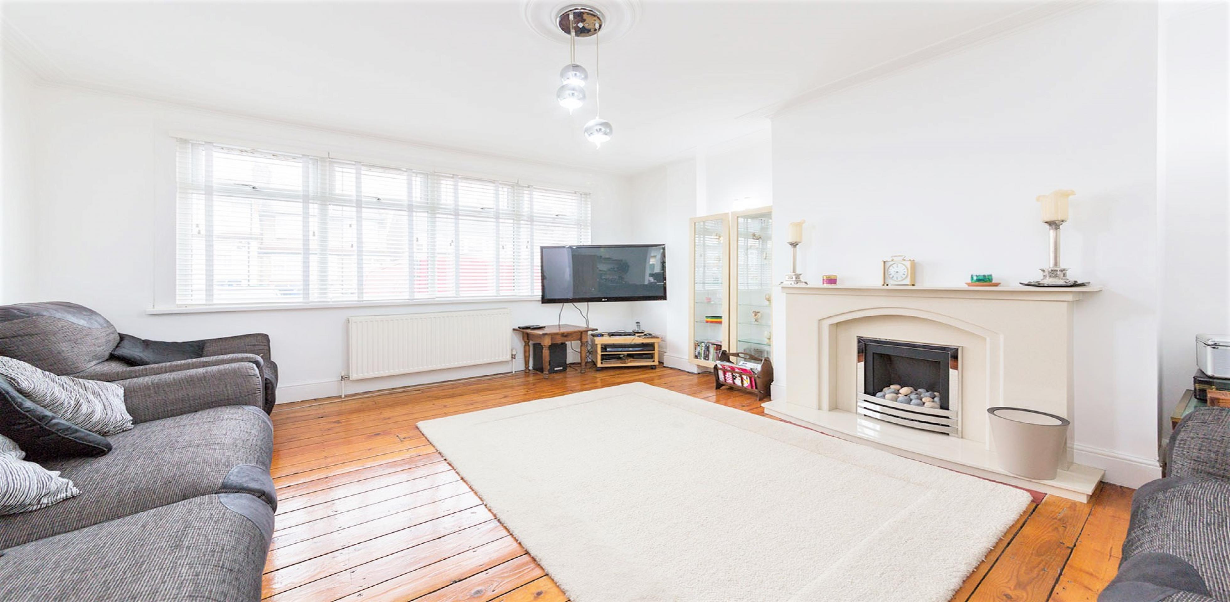 			THREE BATHROOMS, GARDEN , 4 Bedroom, 1 bath, 1 reception Semi-Detached House			 Petworth Road , NORTH FINCHLEY  N12